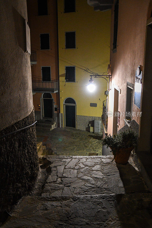 马纳罗拉村的夜晚-五村(5 Terre)，意大利里维埃拉的五村，利古里亚，意大利